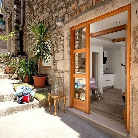 Apartment Cetto-historic Centre *